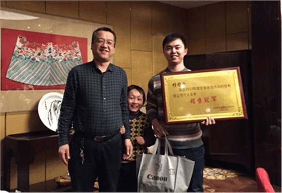 安徽捷越總經(jīng)理為2015年度銷售冠軍頒獎