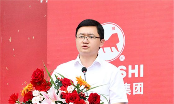 江州區(qū)委常委、常務(wù)副區(qū)長(zhǎng)胡伯麟主持儀式