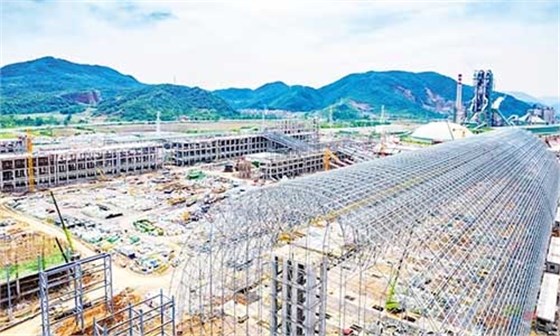 建設(shè)中的華新（陽新）億噸機制砂石項目一角