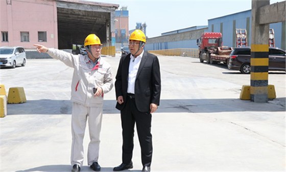 王學焱與企業(yè)負責同志溝通交流