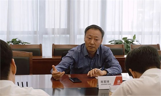 肖家祥對上峰水泥上市以來取得的成績給予充分肯定