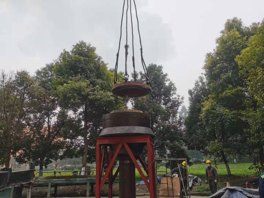磨削完成后，先安裝隔圈，采用干冰冷卻軸承外圈的方法，安裝軸承外圈，壓緊端蓋