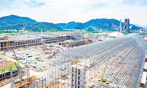 建設(shè)中的華新（陽新）億噸機(jī)制砂石項(xiàng)目一角