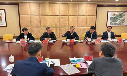進行深入洽談
